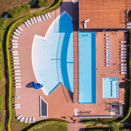 Apartmán Modern With Pool For Four Guests *
